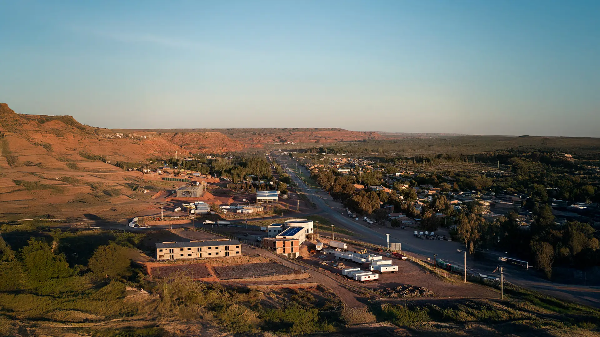 Panorámica de Añelo, corazón de Vaca Muerta, donde se ubica Wenelen Suites: una oportunidad de inversión con departamentos administrados profesionalmente en un entorno en pleno crecimiento energético.