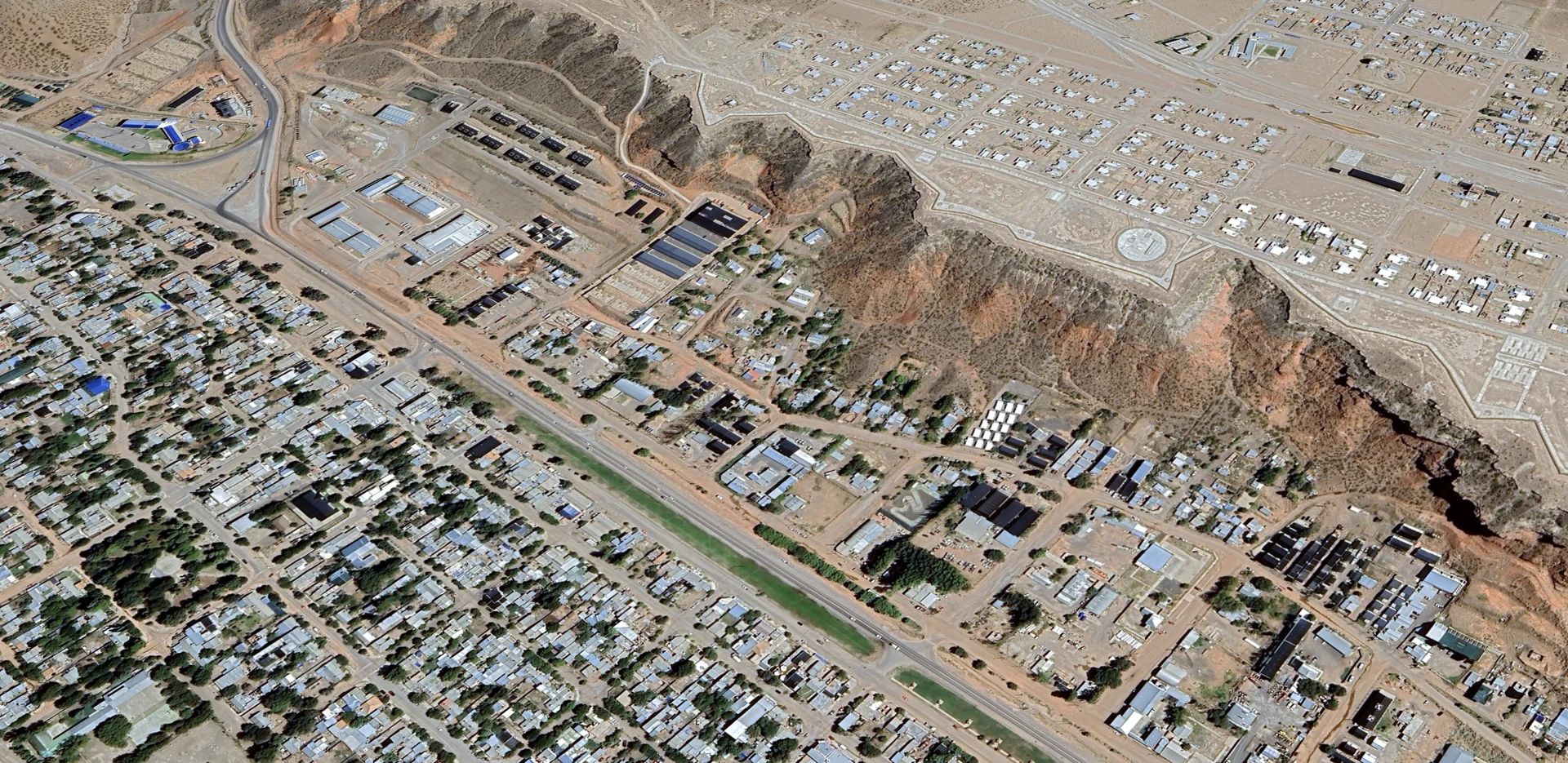 Imagen satelital de la ciudad de Añelo, en el corazón de Vaca Muerta, mostrando el contraste entre el área urbanizada y las zonas en expansión vinculadas al desarrollo energético y logístico de la región.
