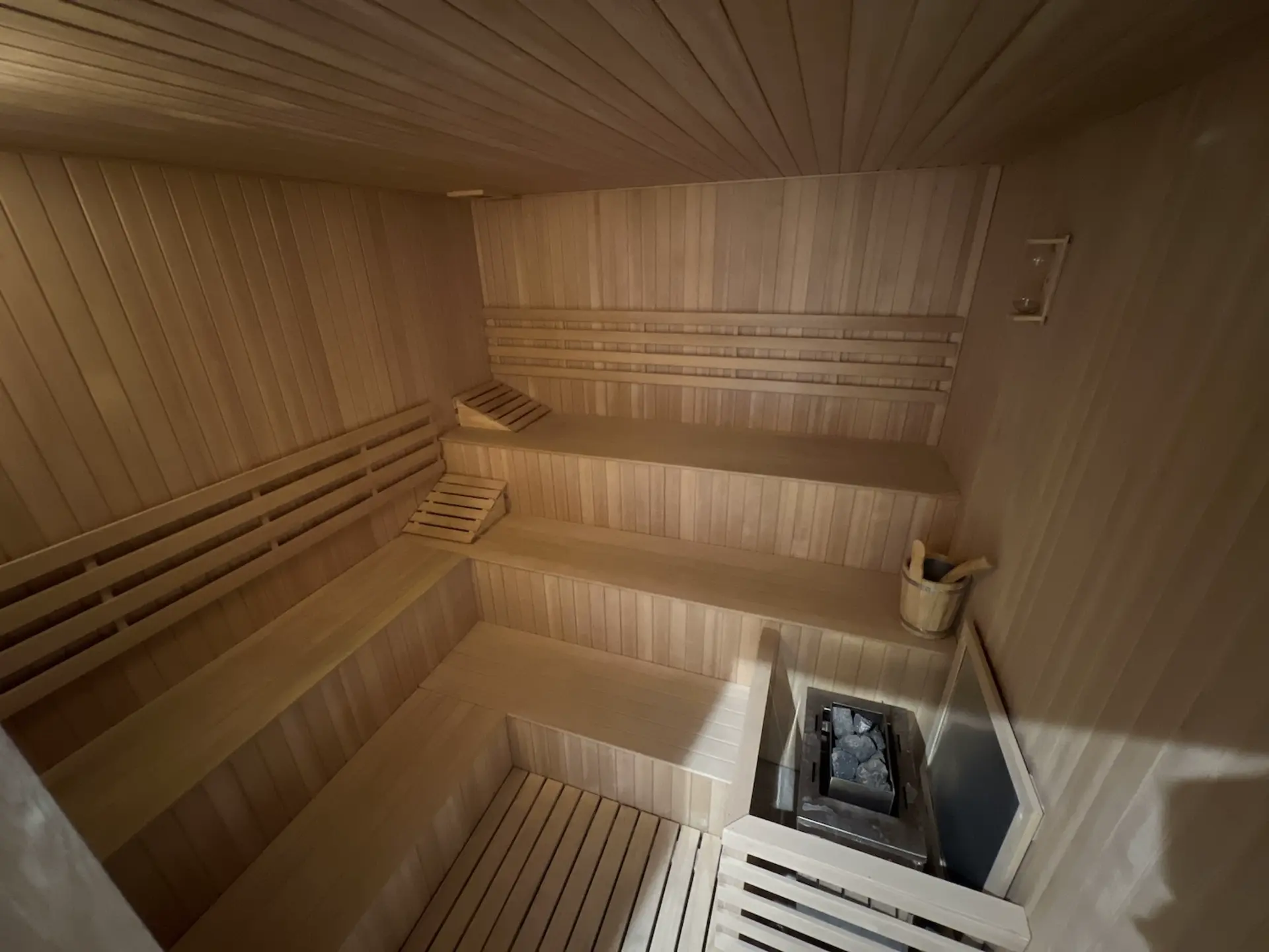 Sauna seco de diseño escandinavo en Wenelen Suites, pensado para brindar bienestar y relajación a huéspedes ejecutivos.