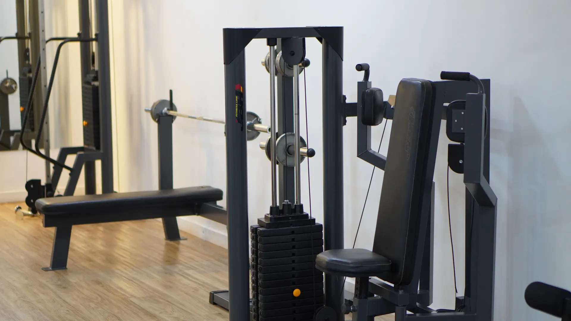 Espacio de gimnasio con equipamiento profesional en Wenelen Suites, ideal para mantenerse activo durante estancias laborales en Vaca Muerta.
