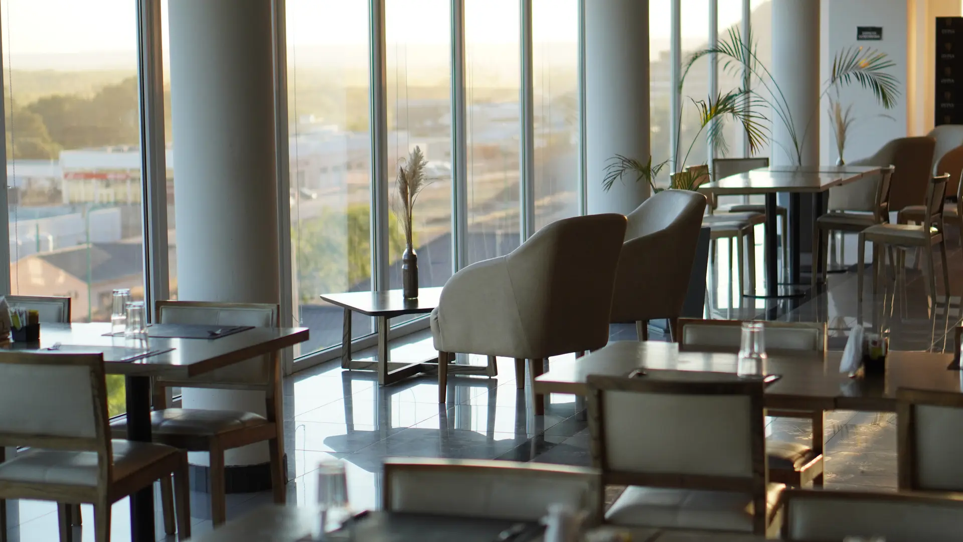 Restaurante con vista panorámica y ambientación cálida en Wenelen Suites, perfecto para disfrutar momentos de descanso o networking.